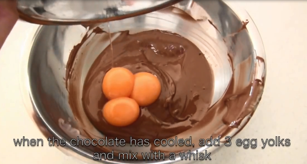 4. Eigelb und Schokolade mixen .