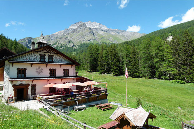 Der Hof Zuort inmitten der friedlichen Landschaft von Sent.