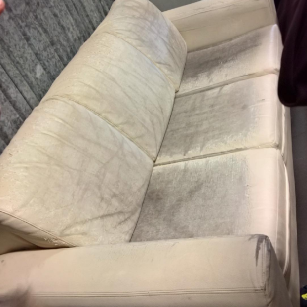 Nur wenn sie schon völlig durchgesessen und fleckig ist, ist es eine echte WG-Couch.