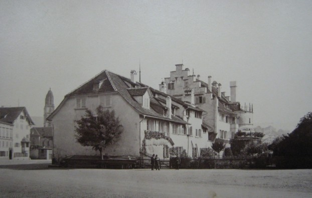 Bauhütte und hinten das Stadthaus um 1880.