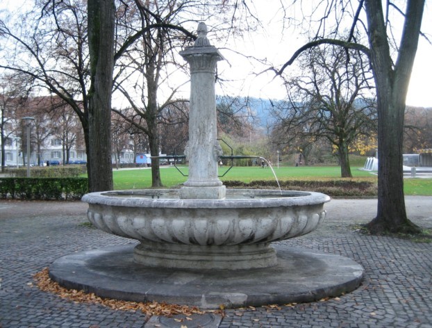 Der Brunnen aus dem ehemaligen Kratzquartier in Zürich, heute an der Fritschiwiese.
