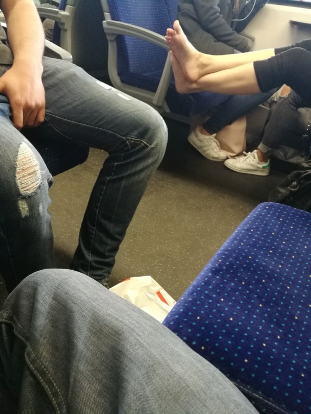 (Man beachte hier auch den Herrn, der sich sauber zwischen die Beine greift.)