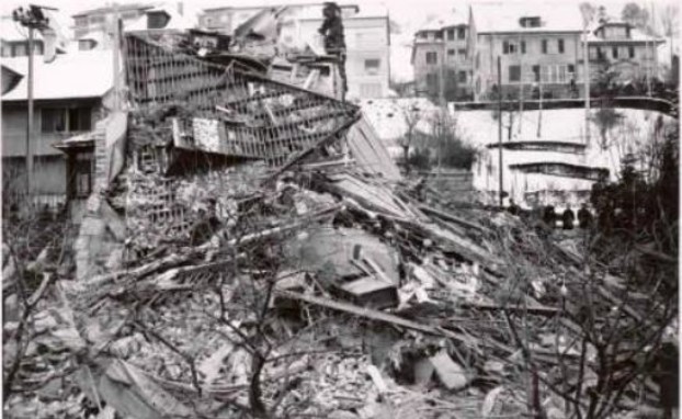 Zerstörtes Haus nach Bombenabwurf an der Limmattalstrasse.