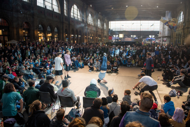 Die Bahnhofshalle wird zur Bühne für die Breakdancer.