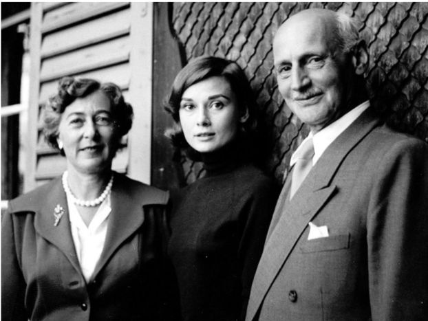 Otto Frank (Vater und Herausgeber Anne Frank) mit seiner Frau und Audrey Hepburn 1957